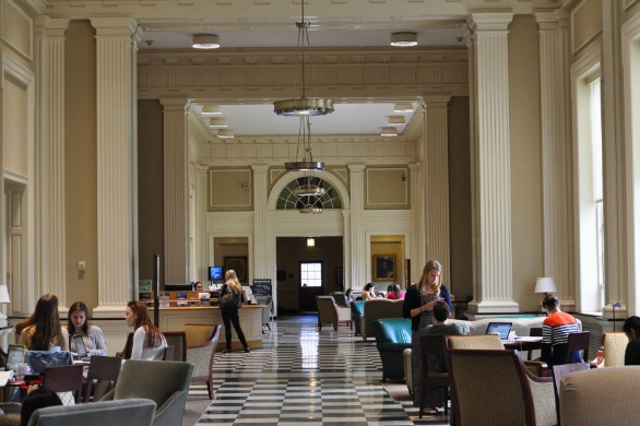ベイカー・ベリー図書館のエントランスホールで勉強する学生たち　写真提供：麓えり